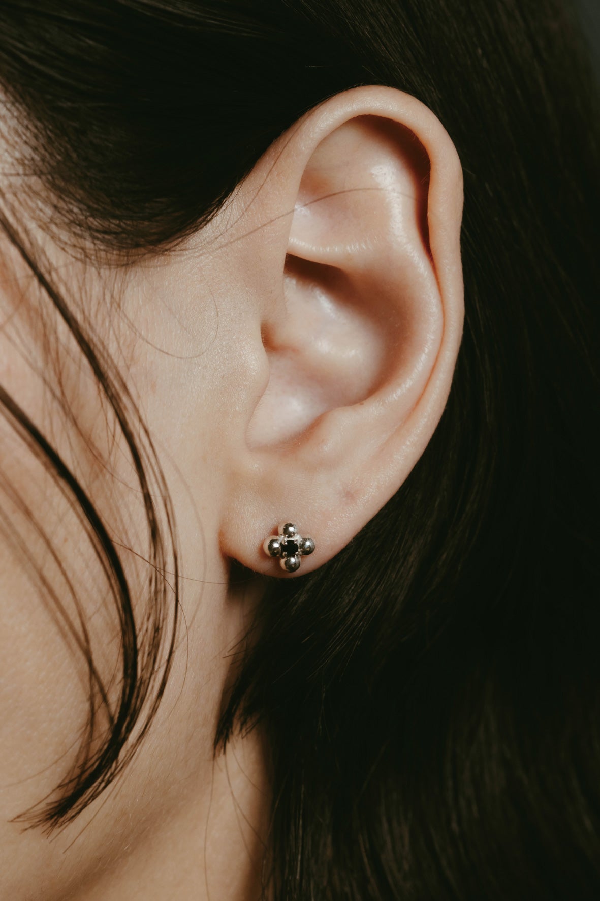 受注商品】flower pierce /01(onyx)(silver/gold) | BRKUMO